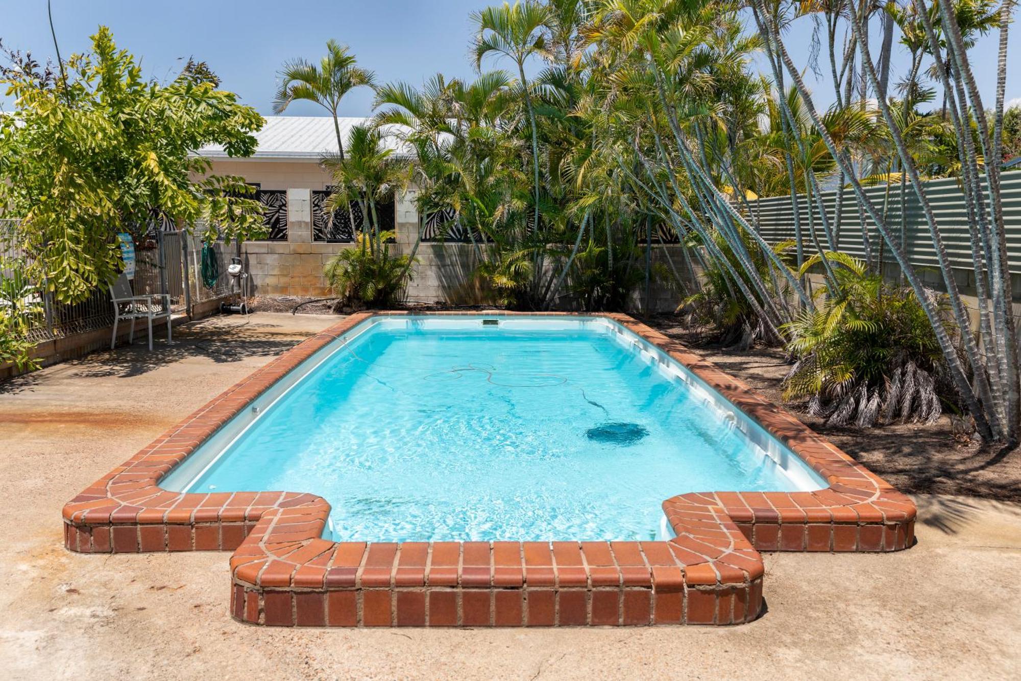 Palm View Holiday Apartments Боуен Екстериор снимка