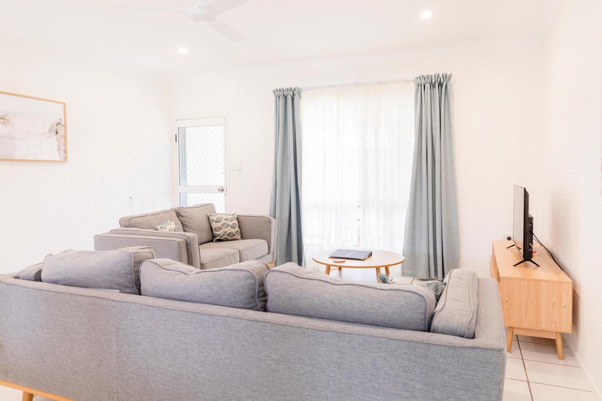 Palm View Holiday Apartments Боуен Екстериор снимка