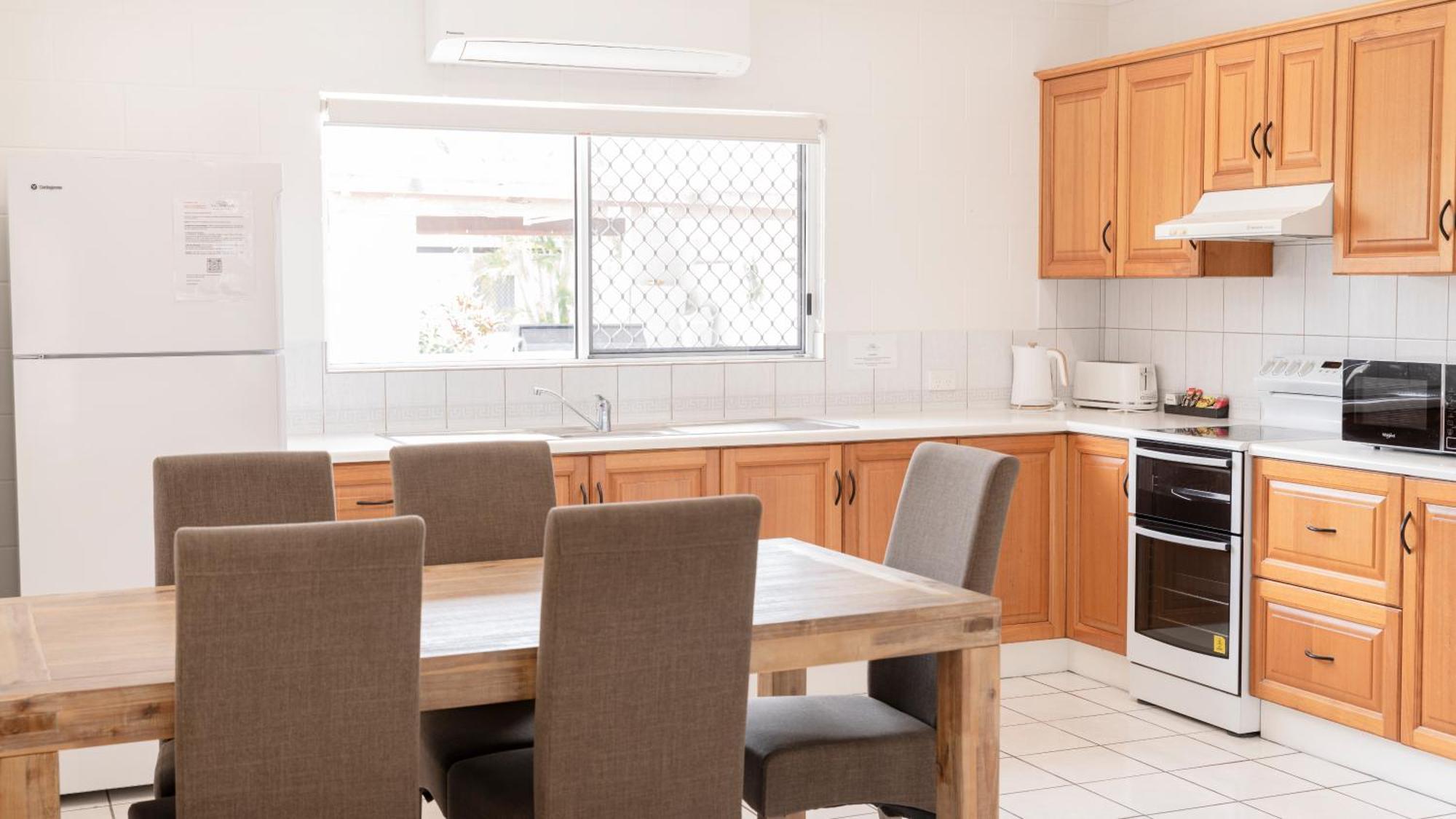 Palm View Holiday Apartments Боуен Екстериор снимка