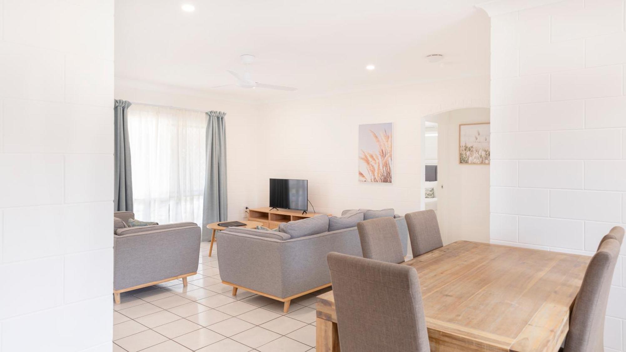 Palm View Holiday Apartments Боуен Екстериор снимка