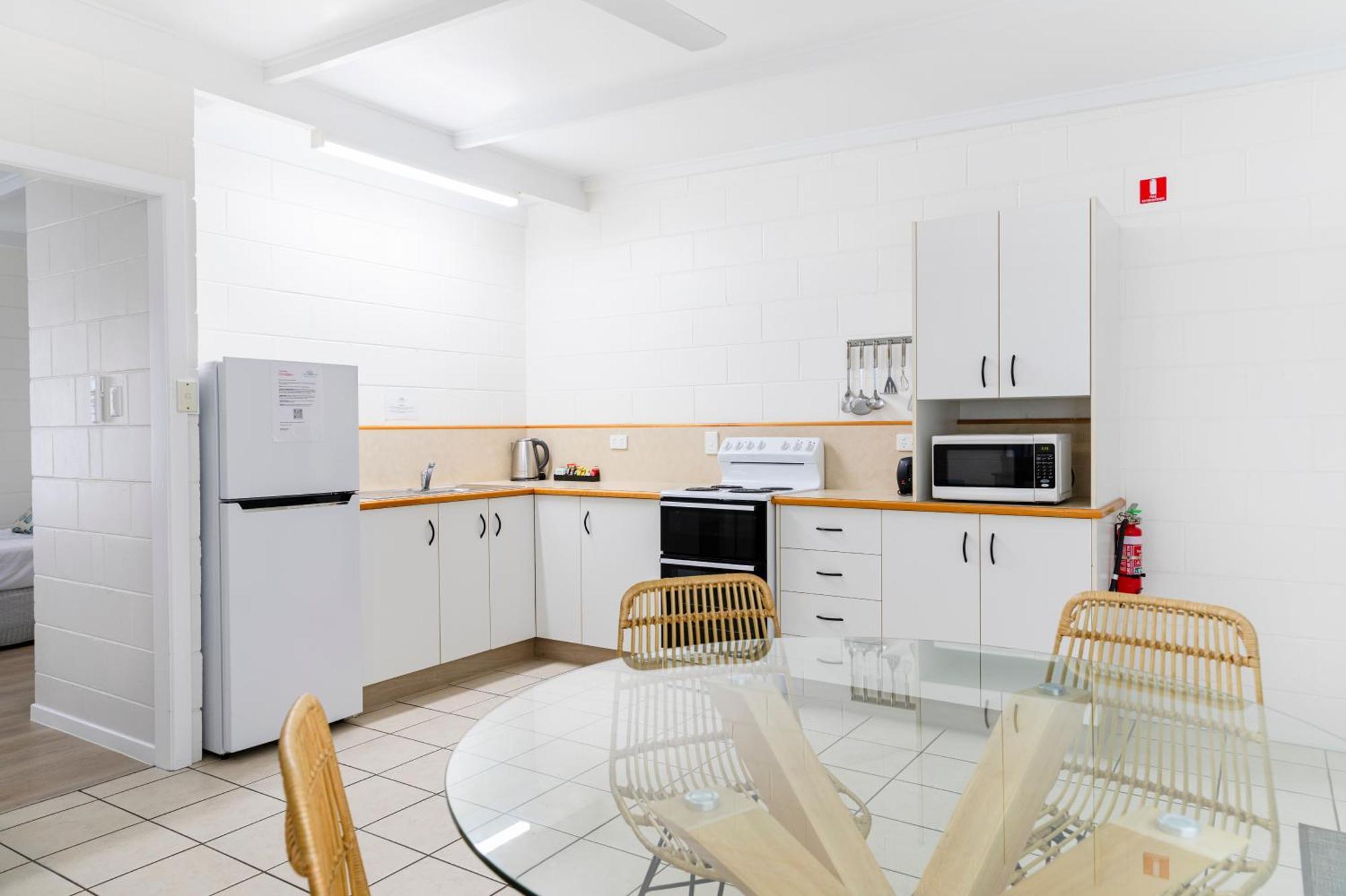 Palm View Holiday Apartments Боуен Екстериор снимка