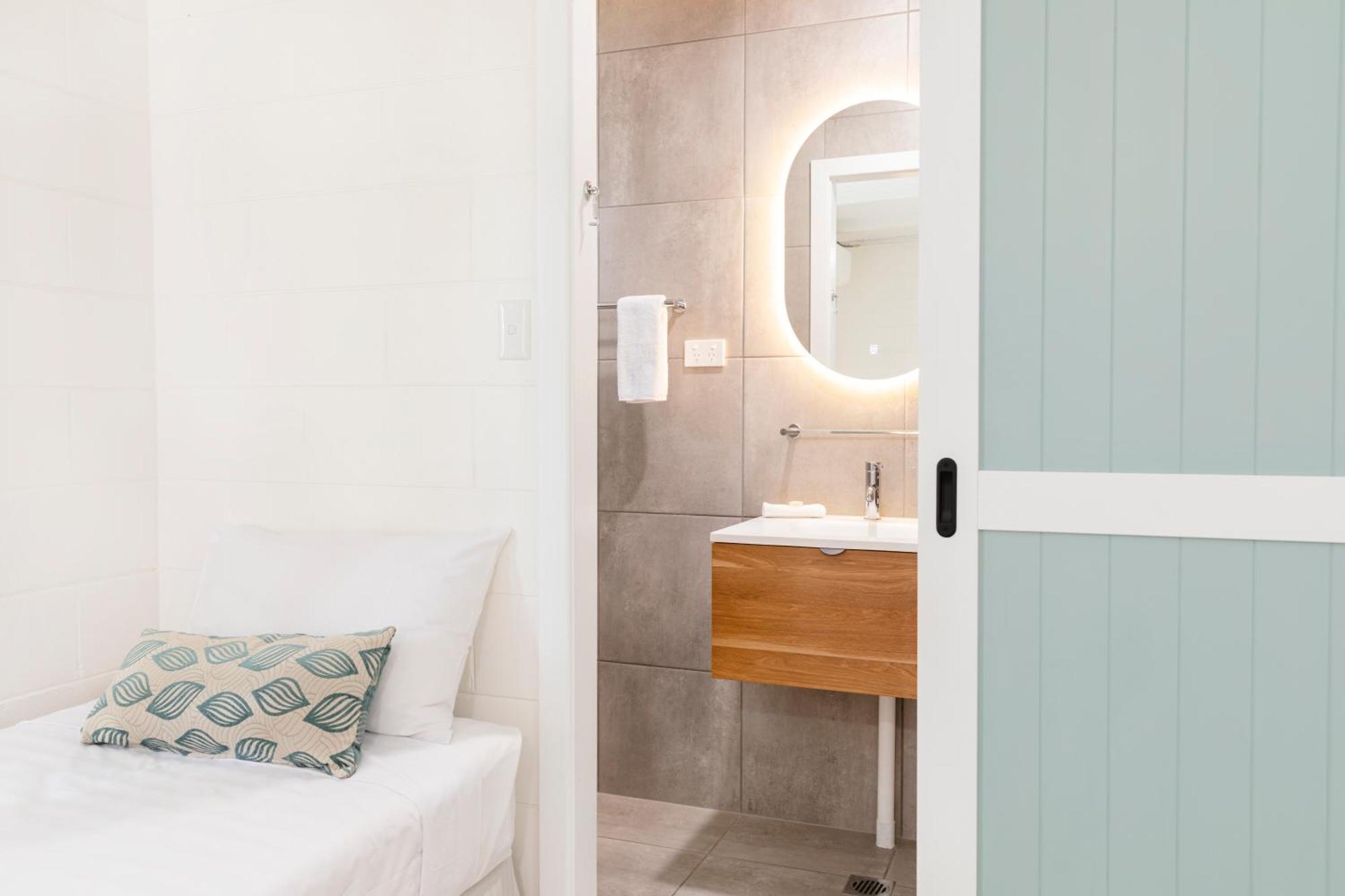 Palm View Holiday Apartments Боуен Екстериор снимка
