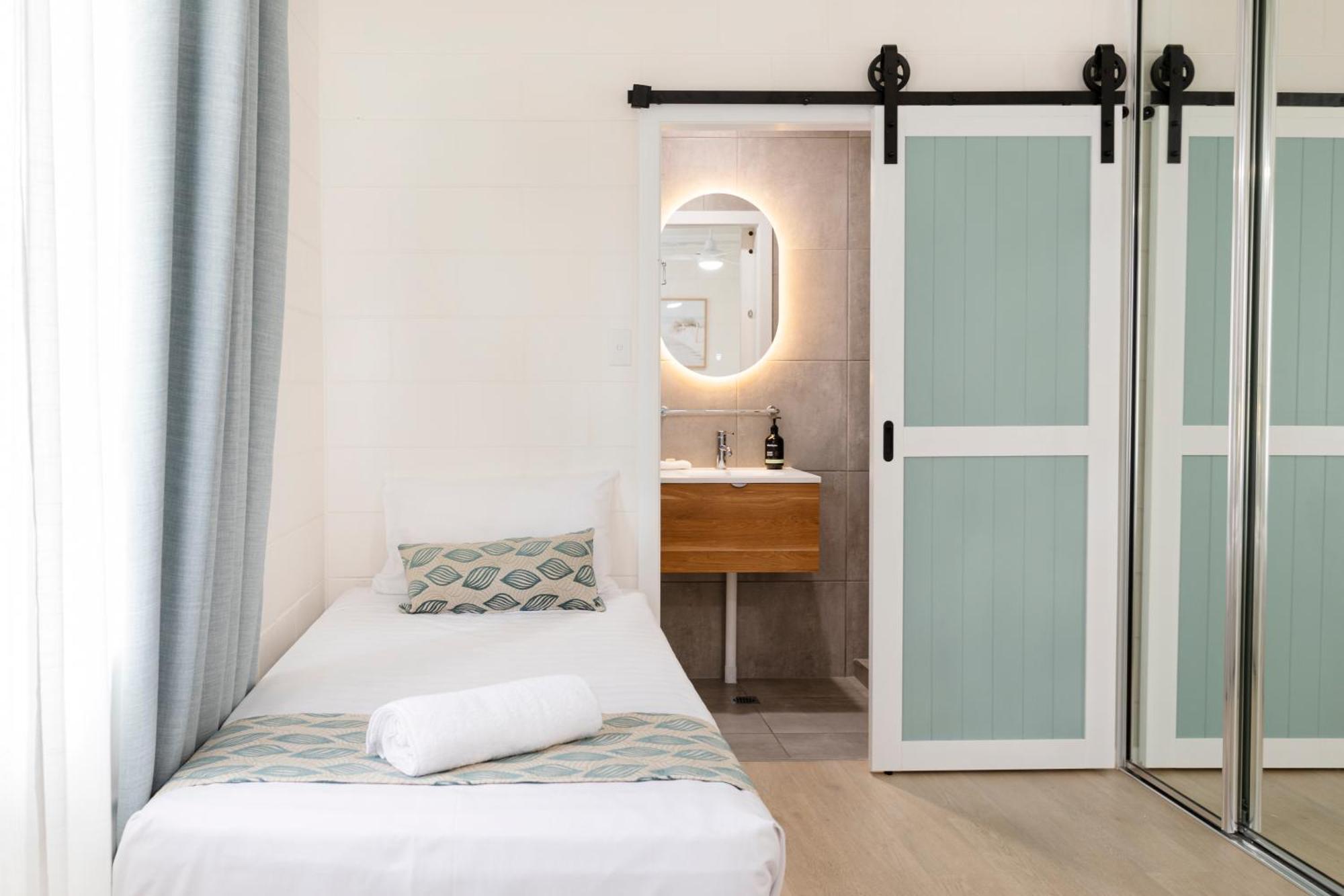 Palm View Holiday Apartments Боуен Екстериор снимка