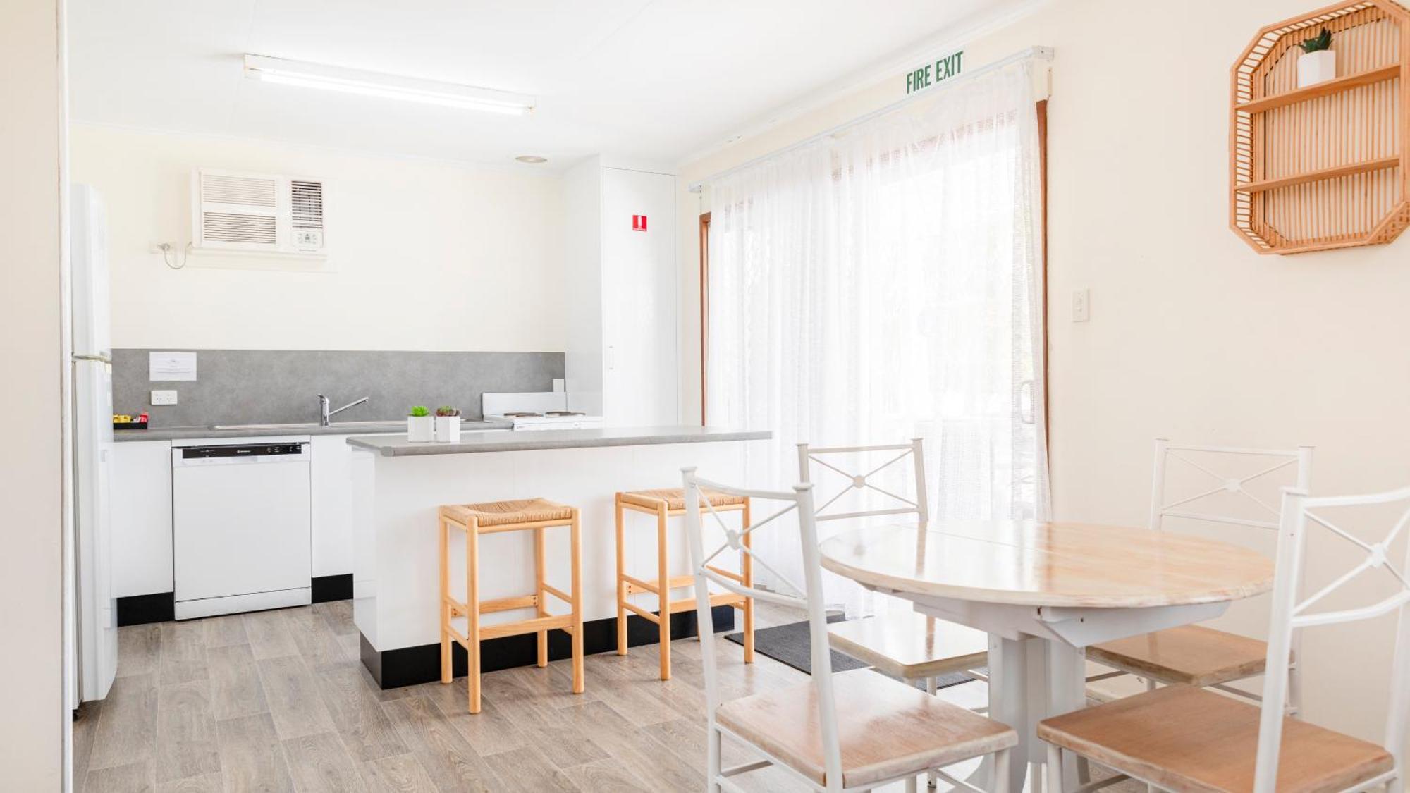 Palm View Holiday Apartments Боуен Екстериор снимка