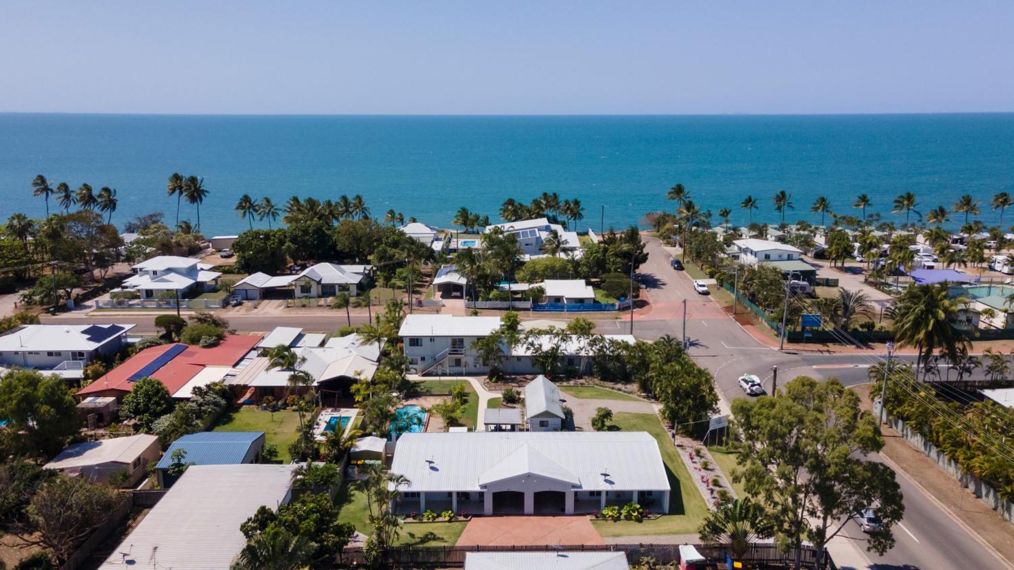 Palm View Holiday Apartments Боуен Екстериор снимка