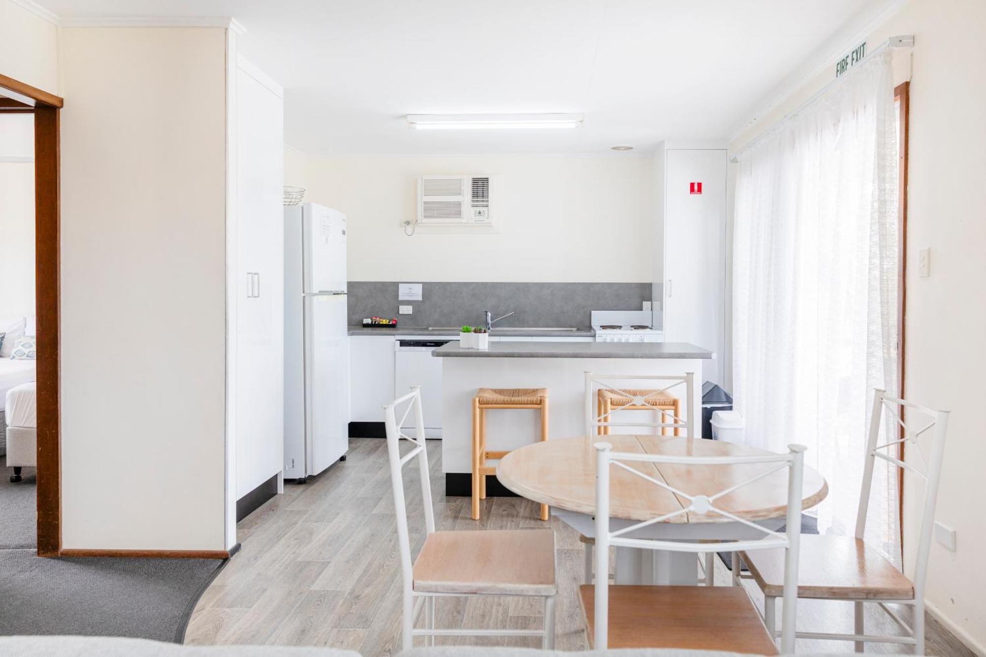 Palm View Holiday Apartments Боуен Екстериор снимка