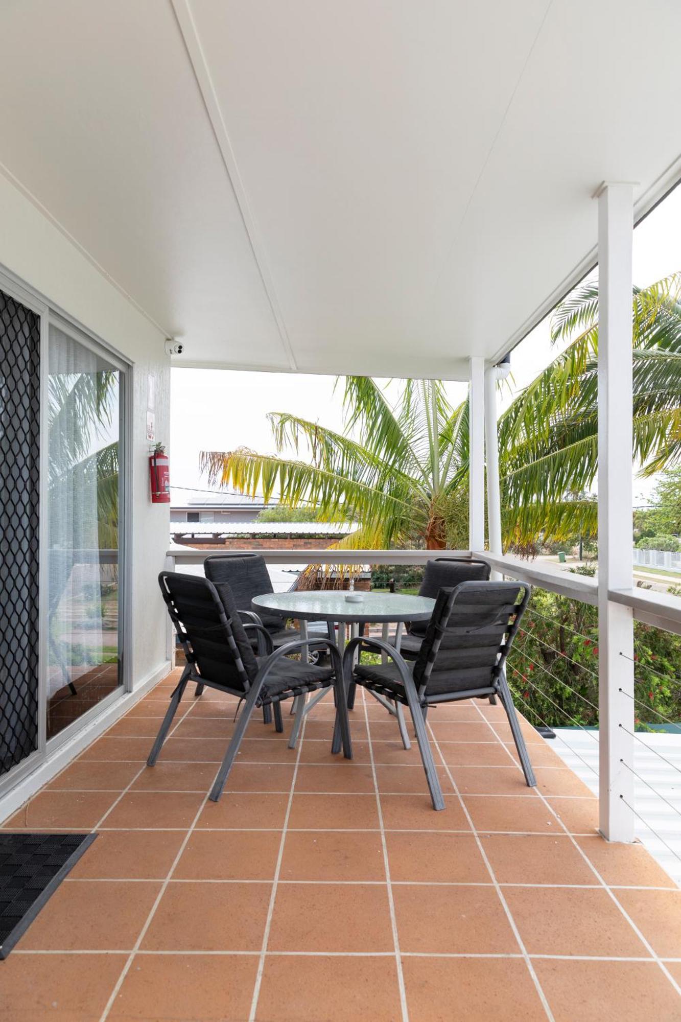 Palm View Holiday Apartments Боуен Екстериор снимка