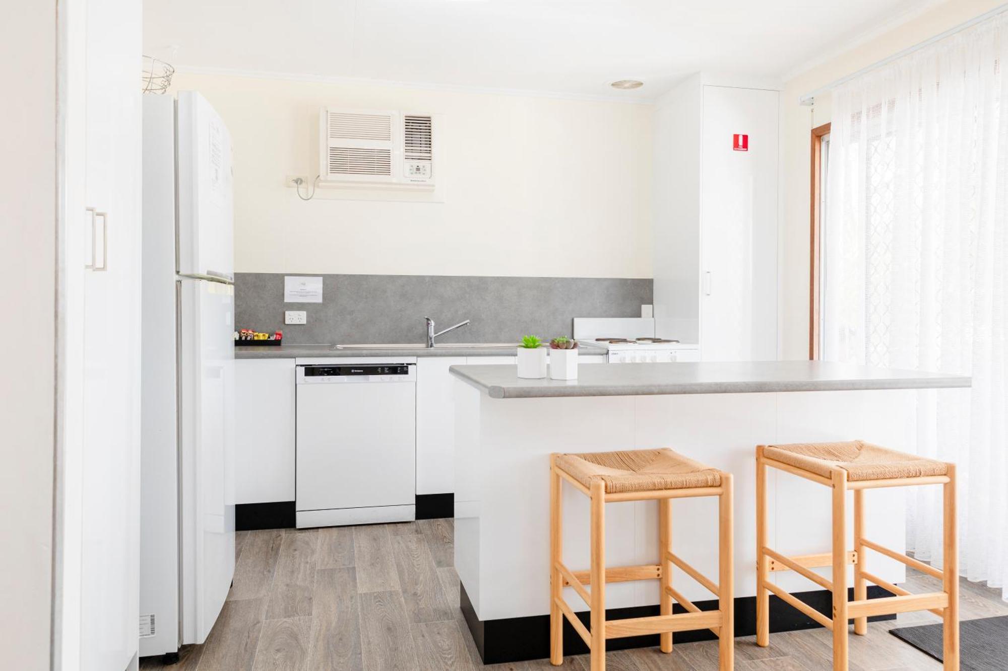 Palm View Holiday Apartments Боуен Екстериор снимка