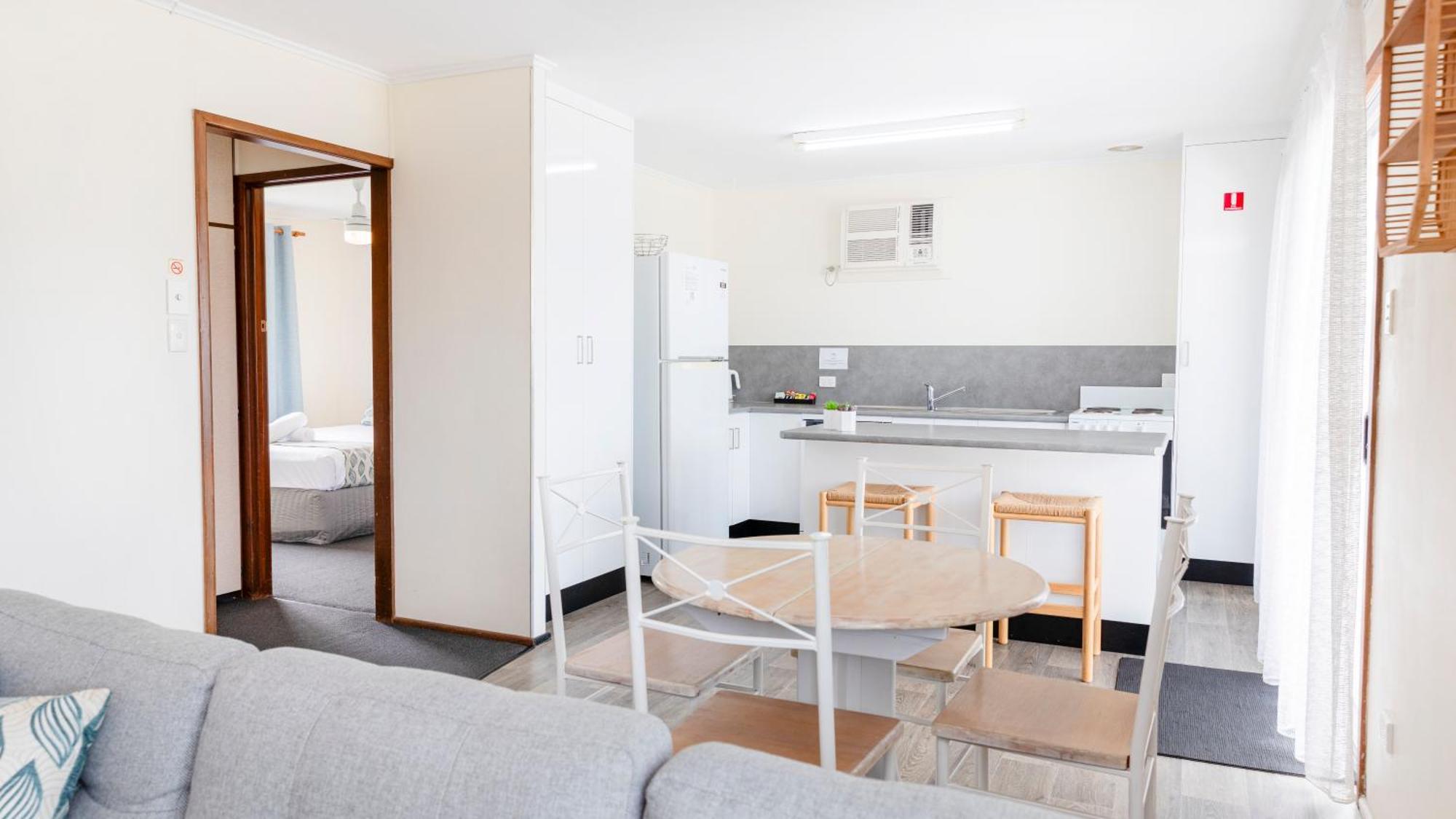 Palm View Holiday Apartments Боуен Екстериор снимка