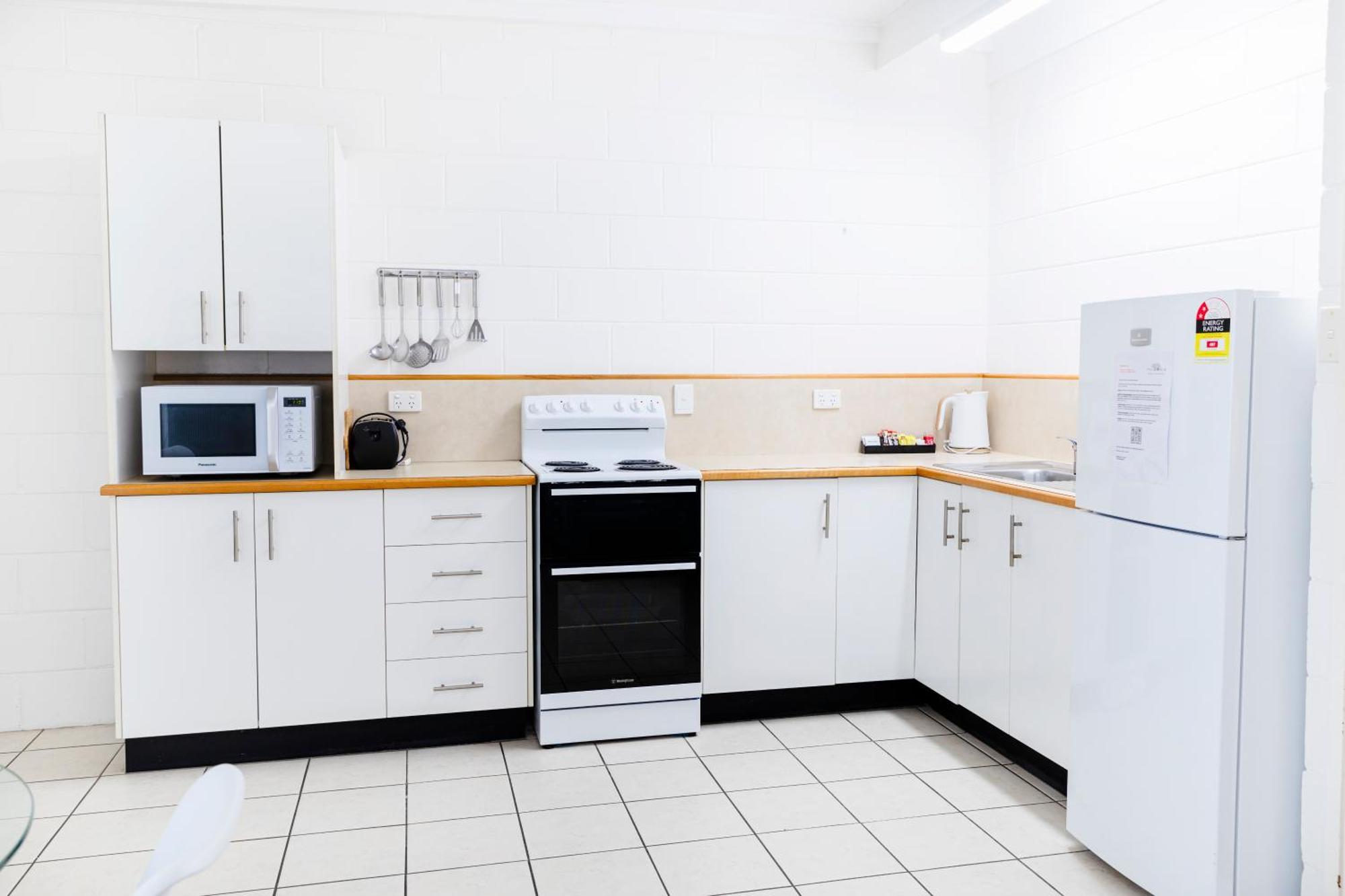 Palm View Holiday Apartments Боуен Екстериор снимка
