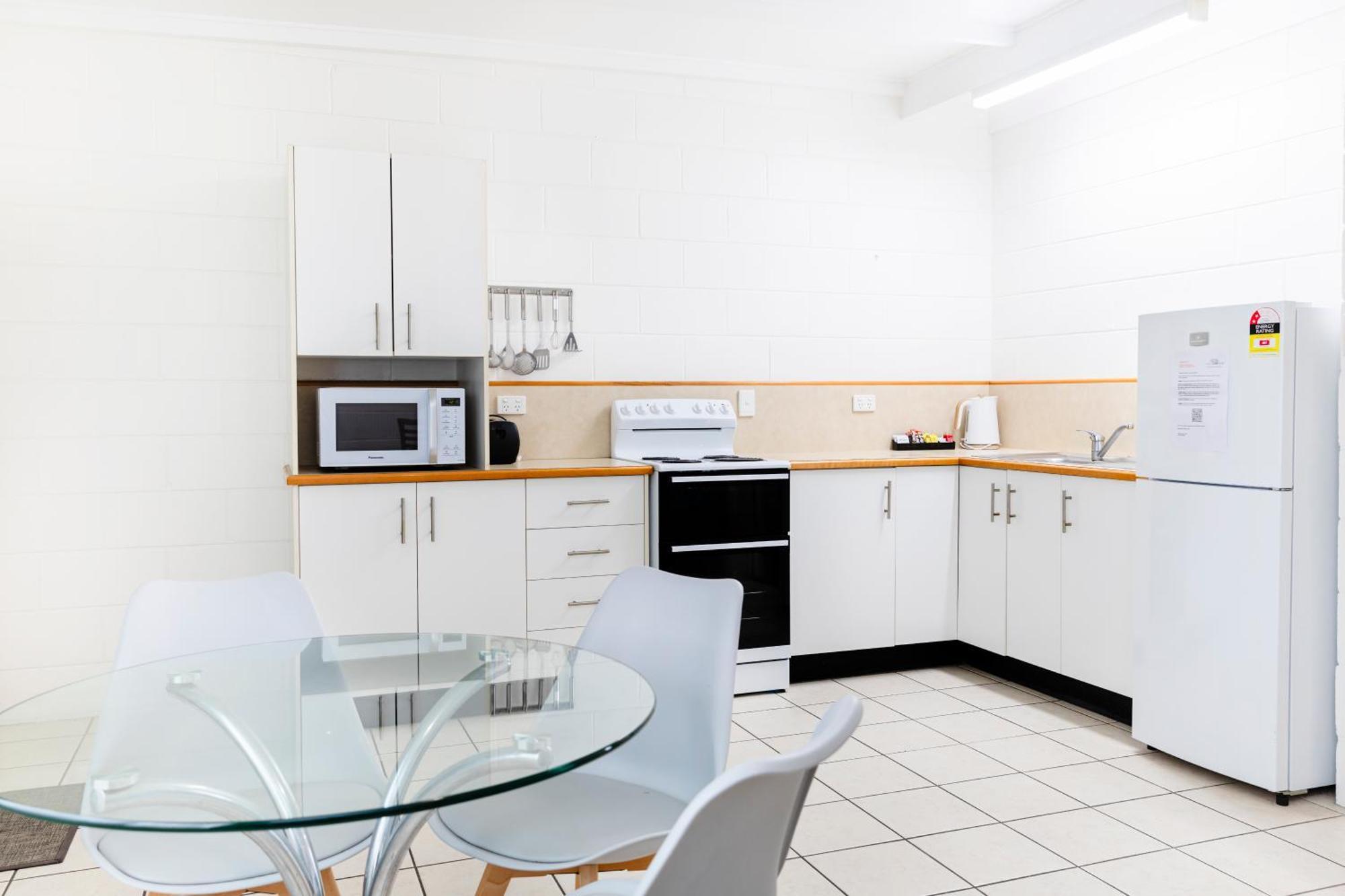 Palm View Holiday Apartments Боуен Екстериор снимка
