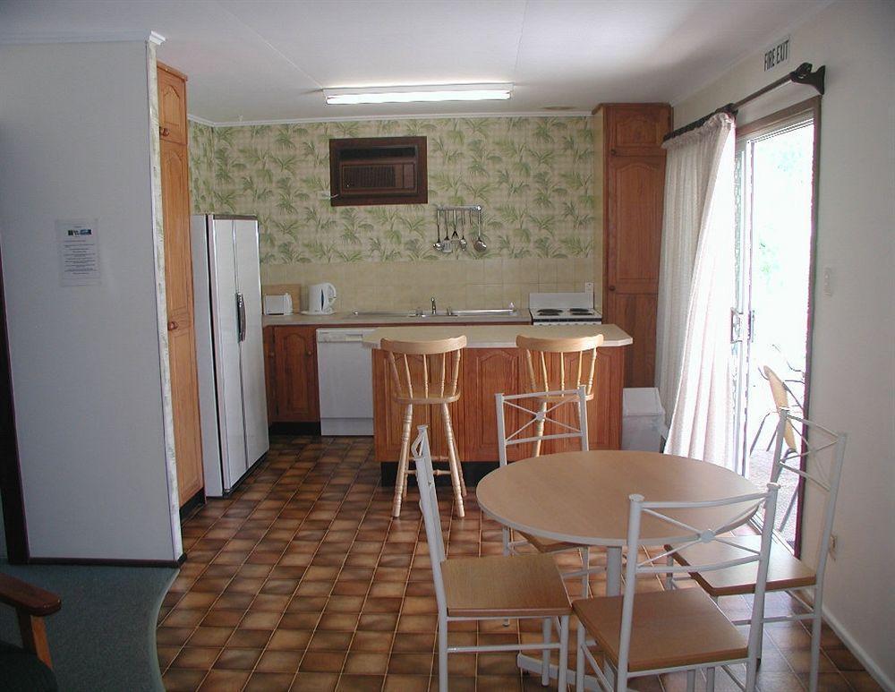 Palm View Holiday Apartments Боуен Екстериор снимка