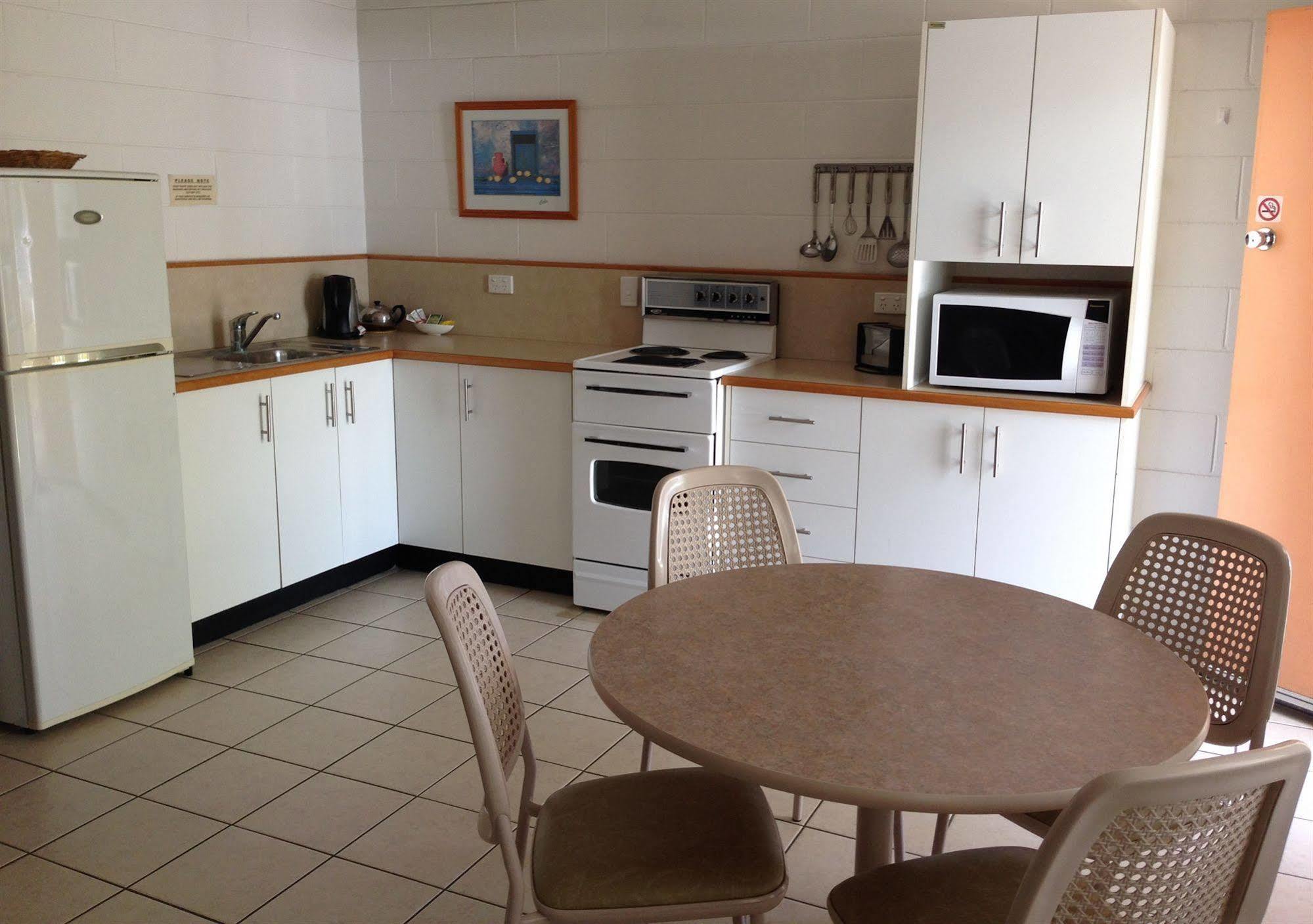 Palm View Holiday Apartments Боуен Екстериор снимка